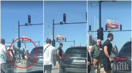 първо пик нацепен шофьор смля бой мъж осмелил направи забележка видео