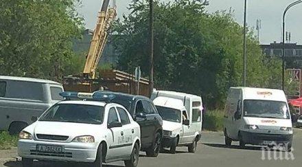екшън бургас патрулки заклещиха джип мерцедес почерня полиция снимки