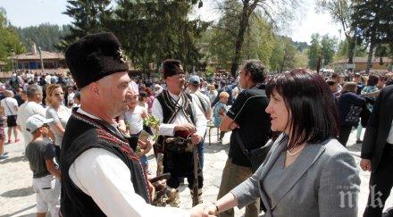 караянчева участва копривщица честването 142 годишнина априлското въстание поведе кръшно хоро