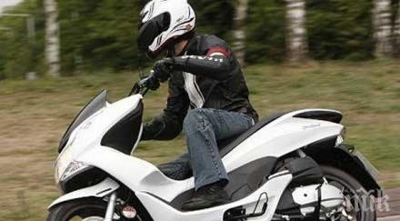 младеж подкара нередовен скутер ченгетата хванаха крачка