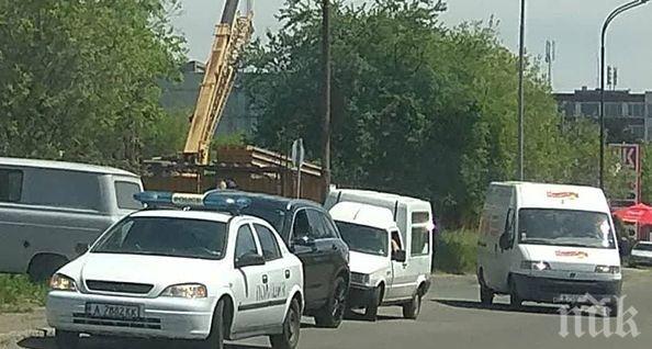 ЕКШЪН В БУРГАС! Патрулки заклещиха джип Мерцедес, почерня от полиция! (СНИМКИ)
