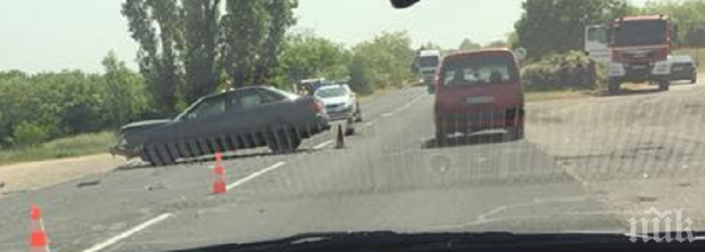 ИЗВЪНРЕДНО! Тежка катастрофа край Пловдив! Пътят за Хасково е затворен, има ранени (СНИМКИ)