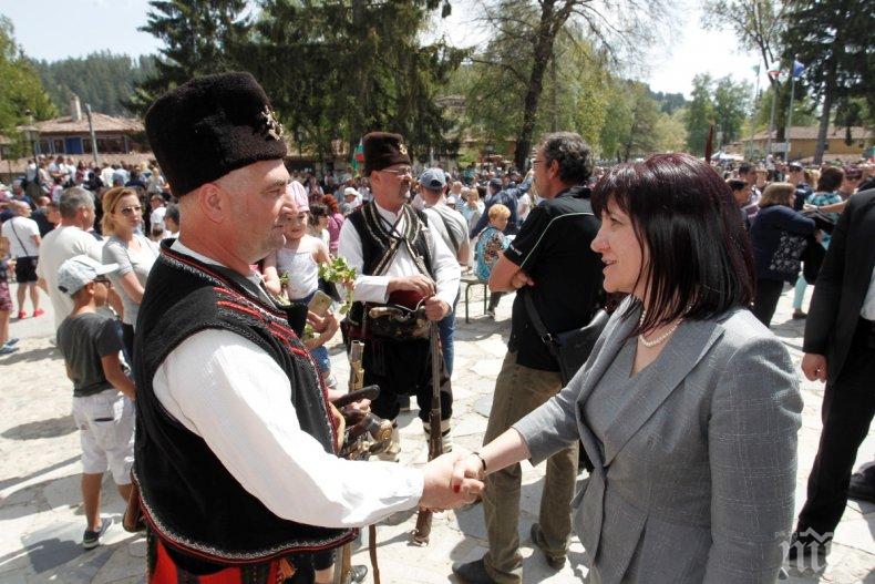 Караянчева участва в Копривщица в честването на 142-та годишнина от Априлското въстание - поведе кръшно хоро