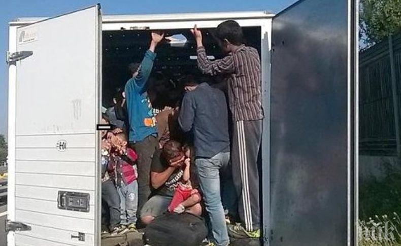 Извадиха 9 иракчани, набутани в ТИР с маслини на митницата в Пловдив
