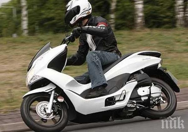 Младеж подкара нередовен скутер, ченгетата го хванаха в крачка