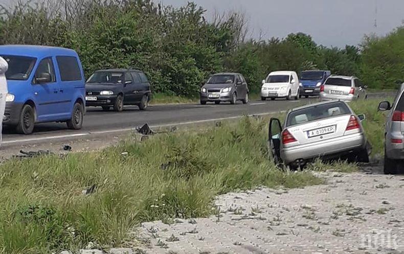 ТРАГЕДИЯ! Шофьор загина след зверско меле край Айтос, спътничката му бере душа в болница