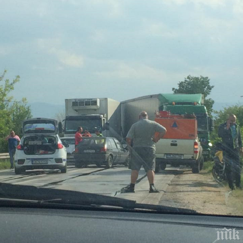 ОТ ПОСЛЕДНИТЕ МИНУТИ! Страшно меле с три коли и два камиона на Околовръстното на Пловдив, има ранени (СНИМКА)