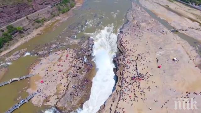 Рекорд! Китайският водопад Хукоу привлича хиляди посетители