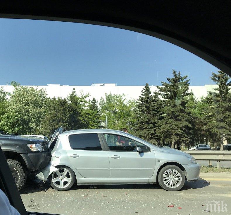 ОТ ПОСЛЕДНИТЕ МИНУТИ! Верижна катастрофа на Цариградско шосе, задръстването е огромно (СНИМКИ)