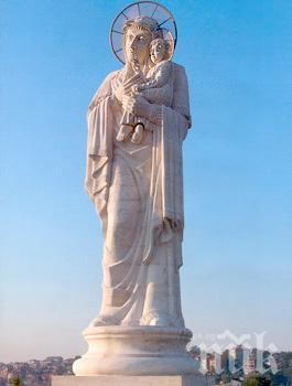 Статуята на Богородица в Хасково се руши! А е вписана в Гинес...