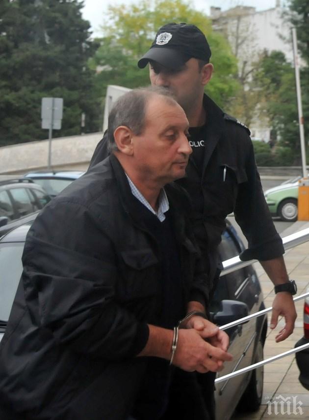 Забраниха на палавия Радев да припарва в училището! Опипвал ученички по дупетата