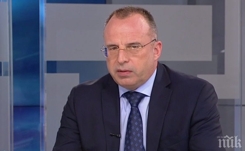 ГОРЕЩА ТЕМА! Министър Порожанов разкри какво ги чака млекопроизводителите, ако мамят пазара с имитиращи продукти 