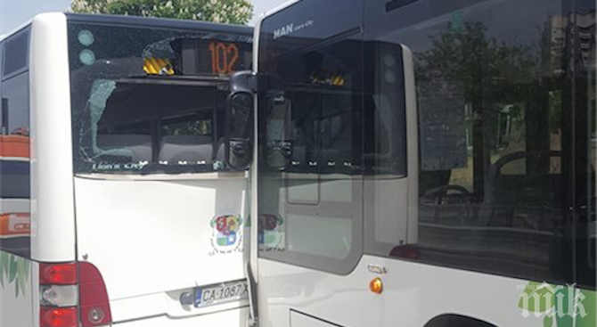 Два автобуса се сблъскаха в София (СНИМКИ)