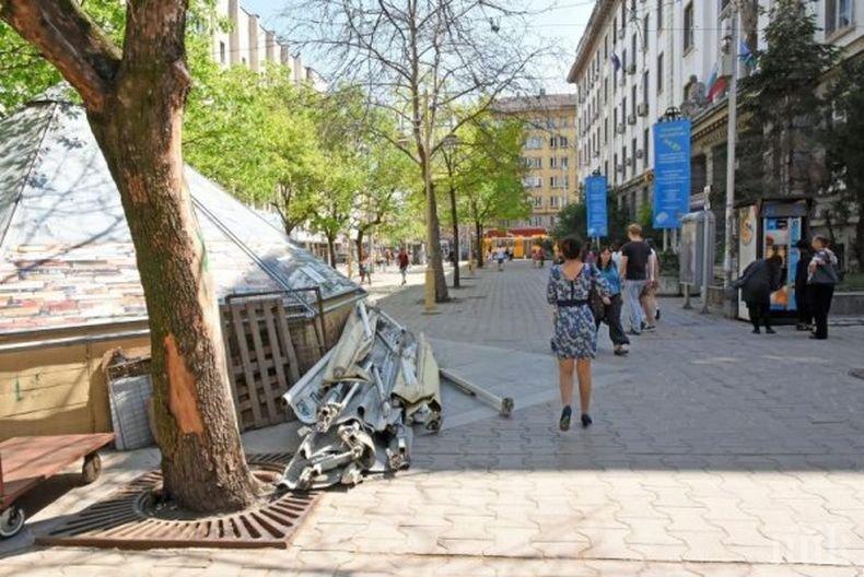 Бутнаха сергиите на площад Славейков