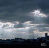 ПЪРВО В ПИК! Страховита буря трещи над София - светкавици и дъжд напук на синоптиците