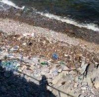 Преди летния сезон: Плаж в Созопол тъне в боклуци