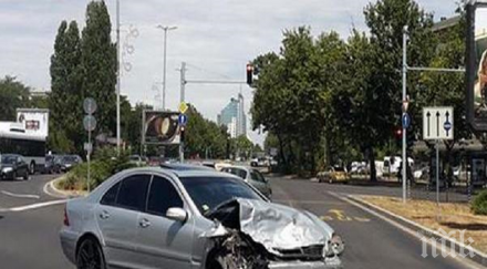 екшън пътя шофьор раздава юмруци заради засечка