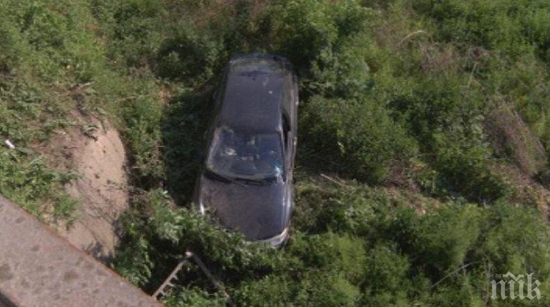 Кола падна от пет метра височина, приземи се на брега на Янтра (СНИМКА)
