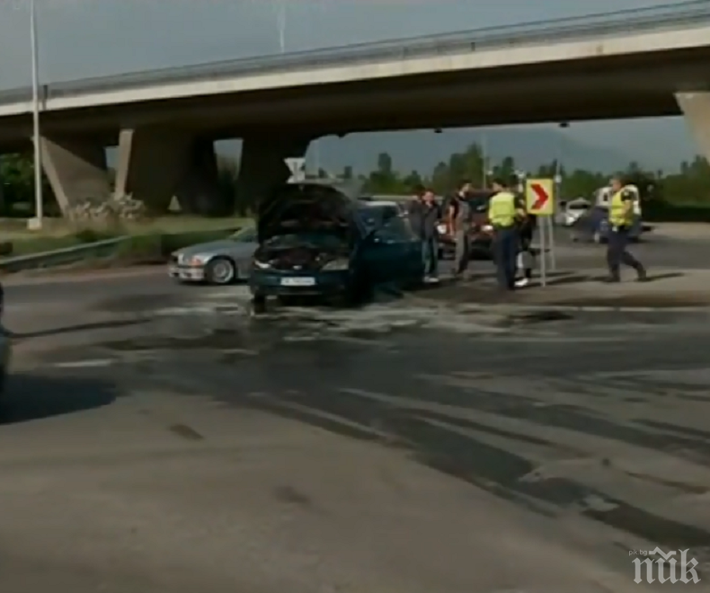 ОТ ПОСЛЕДНИТЕ МИНУТИ! Кола пламна в движение в София (СНИМКИ)