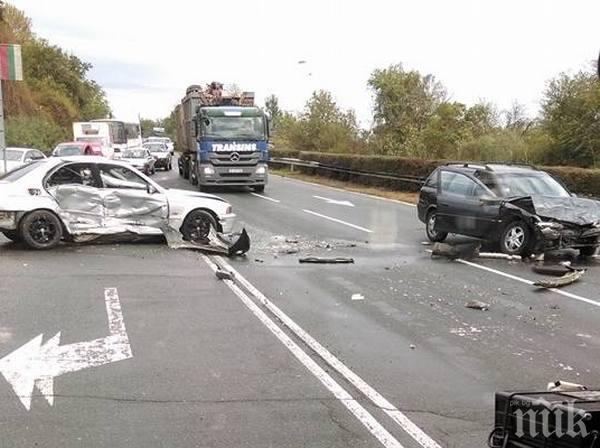 ЖЕСТОКА КАТАСТРОФА НА ПЪТЯ ВАРНА-БУРГАС! ТИР премаза челно кола