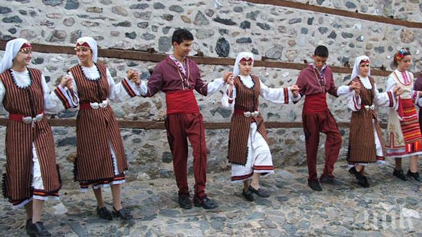 Плевенчанин атакува Гинес с 65 автентични български хора
