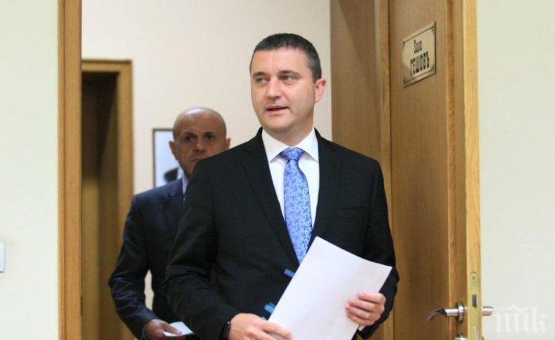 Нотариусите ще проверяват автоматично за платен данък при сделки с коли