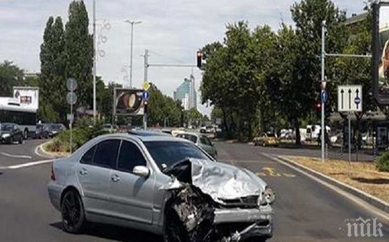 Екшън на пътя! Шофьор раздава юмруци заради засечка