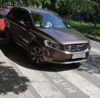 СКАНДАЛЕН СИГНАЛ В ПИК! Жената на кърджалийския кмет Хасан Азис гази правилата брутално - ето как паркира Невин