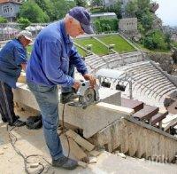 За повече скъсани билетчета на входа: Дървени седалки загрозяват Античния театър в Пловдив (СНИМКИ)