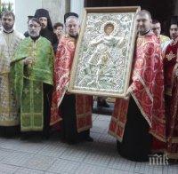 В Русе посрещнаха копие на чудотворна икона на Св. Георги