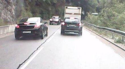тотално безразсъдство шофьор изпреварва рисково размина косъм челен удар видео