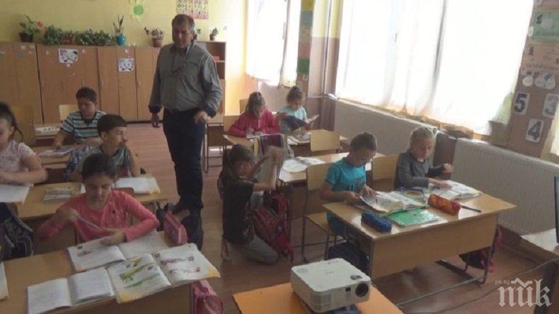 Училище дари пари и още куп подаръци... на друго училище