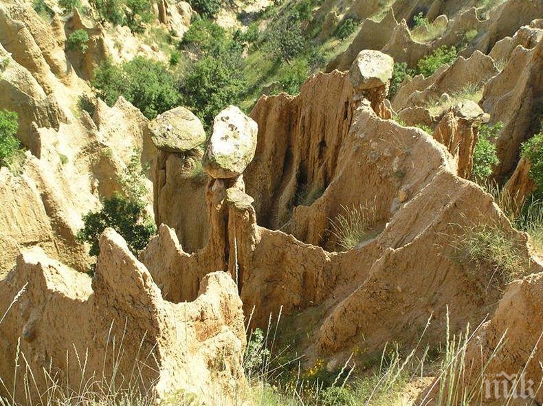 Село Стоб на бунт, брани емблематичните си пирамиди от концесия