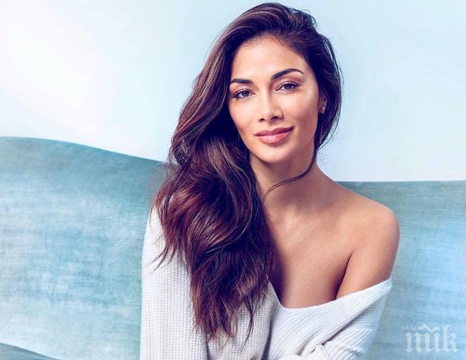 МНОГО СЕКСИ! Никол подлуди мрежата с тази СНИМКА на плажа, докато Гришо се поти в Мадрид