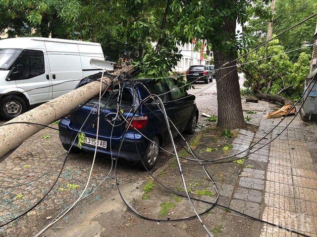 На косъм от трагедия в пловдивски квартал! Електрически стълб размаза кола