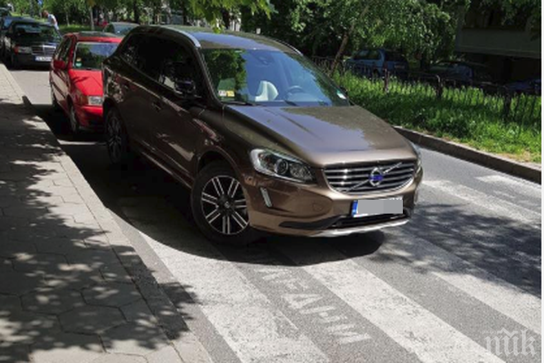 СКАНДАЛЕН СИГНАЛ В ПИК! Жената на кърджалийския кмет Хасан Азис гази правилата брутално - ето как паркира Невин