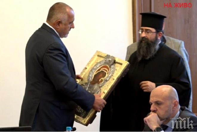 Премиерът Борисов пристигна в Света гора за 6 май