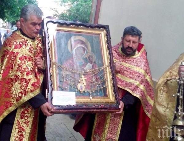 Врачани посрещнаха чудодейна икона на Света Богородица