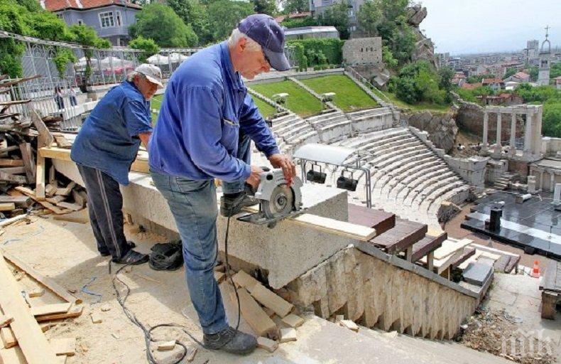 За повече скъсани билетчета на входа: Дървени седалки загрозяват Античния театър в Пловдив (СНИМКИ)