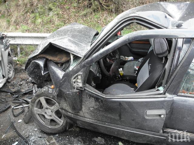 ЧЕРЕН ВЕЛИКДЕН: Двама загинаха до Пловдив след брутален челен удар