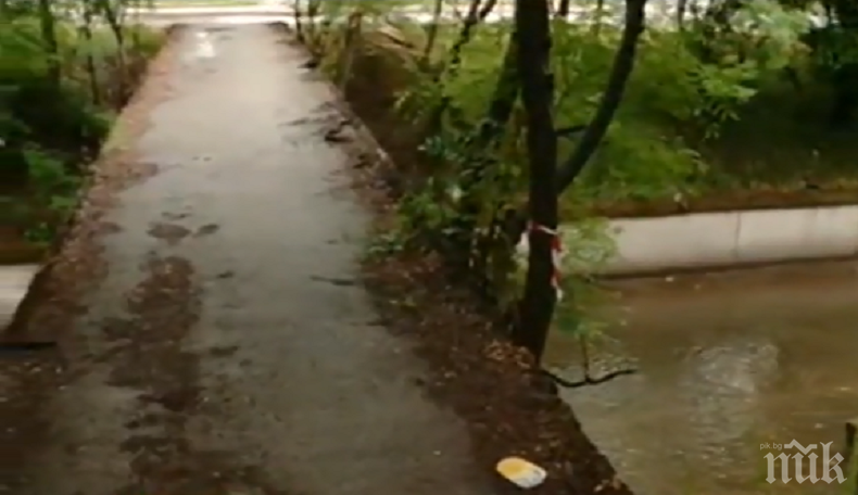 ПЪЛЕН ШАШ! Мост има, перила няма 