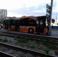 ИНЦИДЕНТ В СОФИЯ! Автобус на градския транспорт се удари в стълб (СНИМКИ)