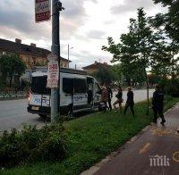 АКЦИЯ СРЕЩУ РАЗВРАТА! Ченгета нападнаха Алеята на любовта в Пловдив, прибраха три проститутки (СНИМКИ)