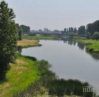 Доброволци чистят река Марица