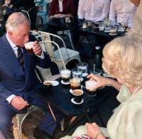 Принц Чарлз се разходи с Камила из центъра на Атина (СНИМКИ)