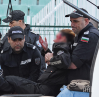 Ранената на мач полицайка още има проблеми с окото