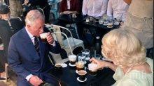 Принц Чарлз се разходи с Камила из центъра на Атина (СНИМКИ)