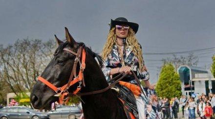 ексклузивно пик дизайнерката мира бъчварова комоцио счупен крак каскада коне снимки