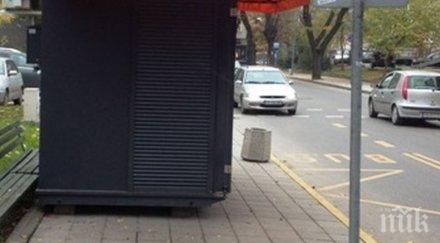 търговец присвои тротоар центъра пловдив разпъна будка снимка