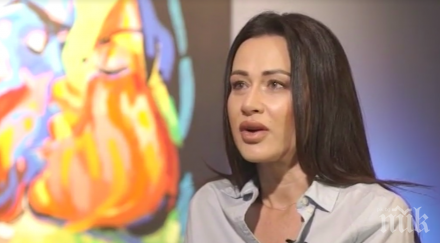 гореща красавица плейбой избяга суетата хвана четката